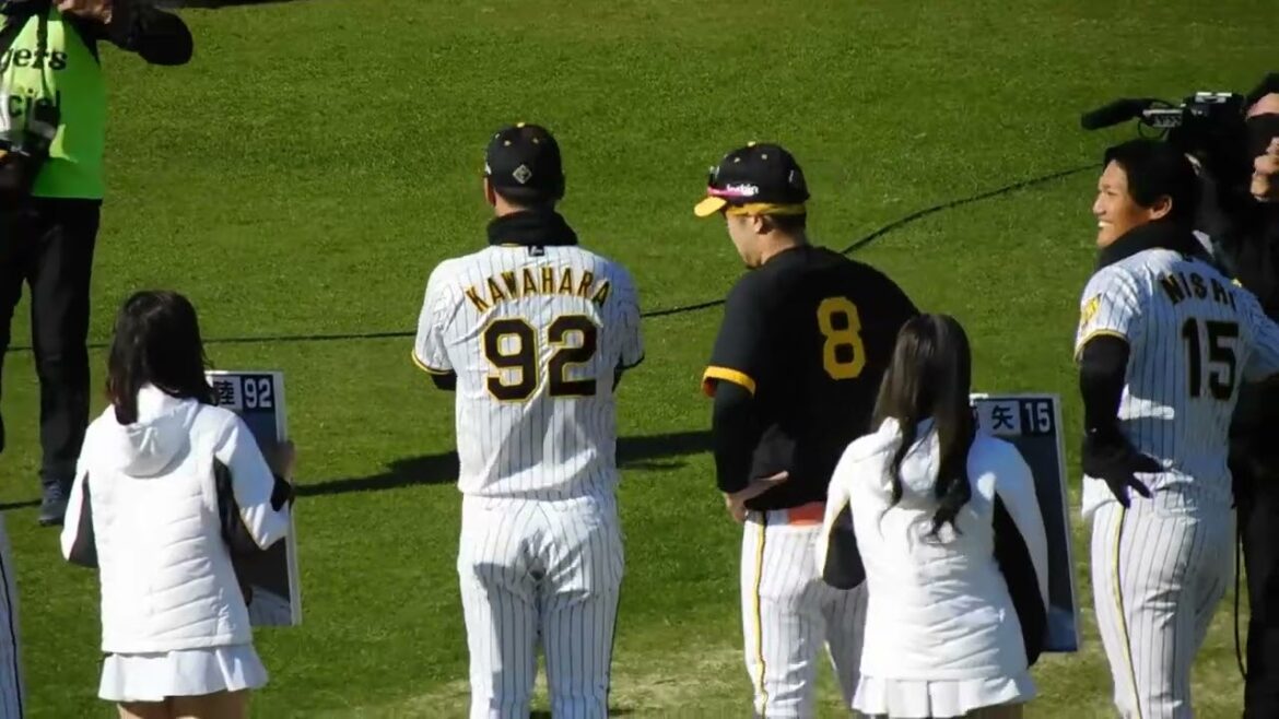 佐藤輝明のそっくりさんがグランドへ 思わず選手もどよめく