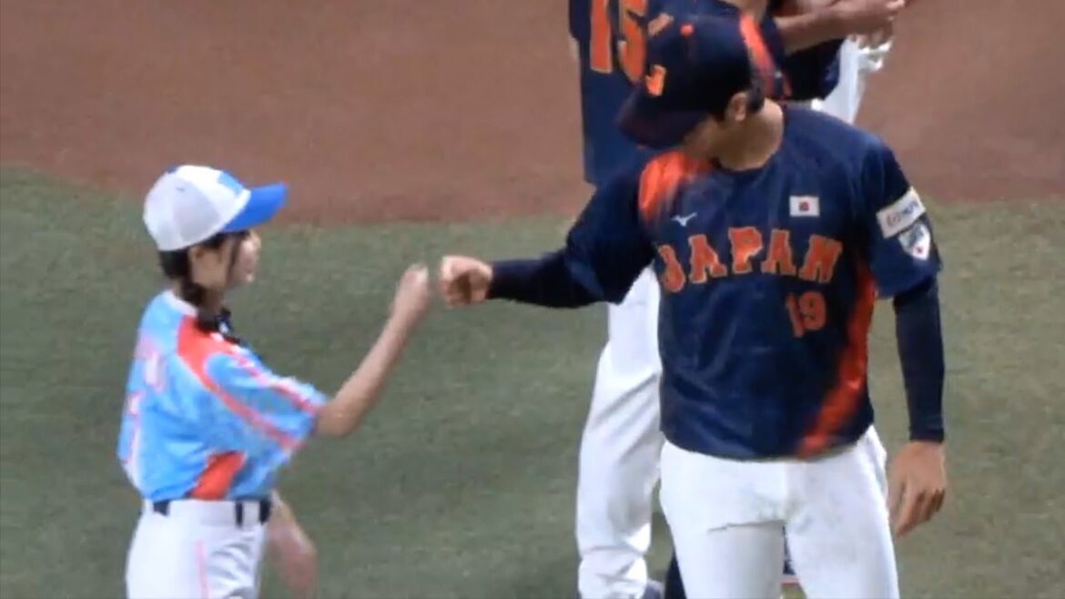 髙橋宏斗　勢い余ってベースボールメイツともグータッチ　清水達也はクールに挨拶　侍ジャパンシリーズ　日本VSチェコ　2024/11/10