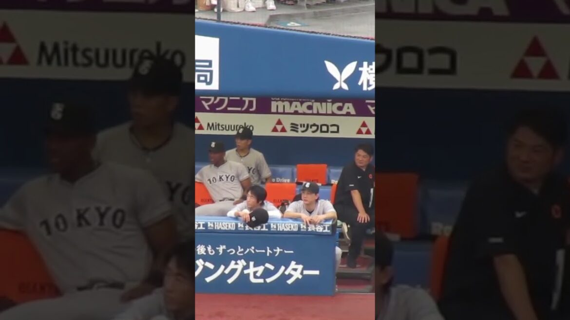 ハンディ扇風機をいじる小林誠司と重信慎之介（横浜DeNAベイスターズ対 読売ジャイアンツ 2024年6月27日）