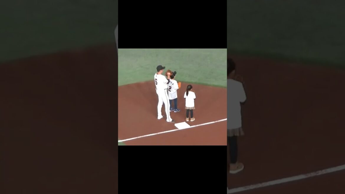 子供達と話してあげる坂本勇人【 読売ジャイアンツ対 横浜DeNAベイスターズ2024年4月5日】