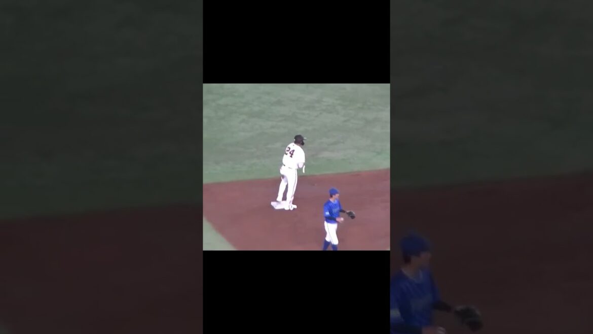 【遅い二人が激走】大城卓三 タイムリーヒット！ホームに突っ込む岡本和真と隙をついて二塁へ進む大城卓三【 読売ジャイアンツ対 横浜DeNAベイスターズ2024年4月5日】