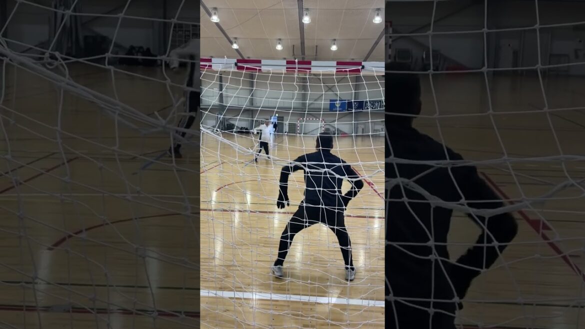 #ハンドボール #元日本代表 選手のシュートを受けてみた！#tiktok #ケンタGKコーチ