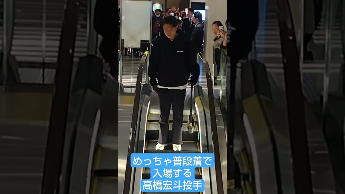 NPBアワード2024 めっちゃ普段着で入場する高橋宏斗投手