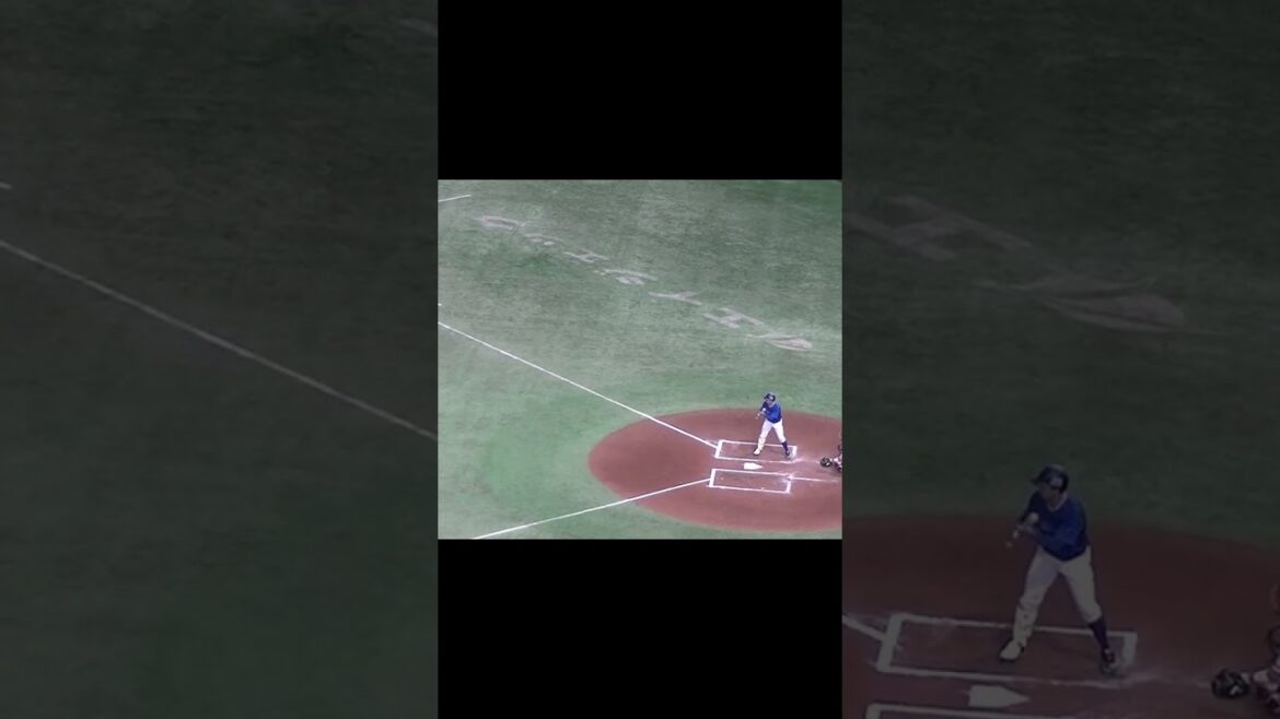 上手くバントを決める東克樹【 読売ジャイアンツ対 横浜DeNAベイスターズ2024年4月5日】