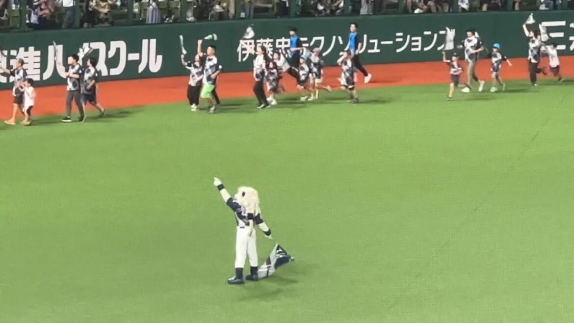 人がたくさん出てくるNEWYORKERコラボデーの『吠えろライオンズ』【西武vs ロッテ】2024/7/6 人がたくさん出てくるNEWYORKERコラボデーの『吠えろライオンズ』【西武vs ロッテ】2024/7/6