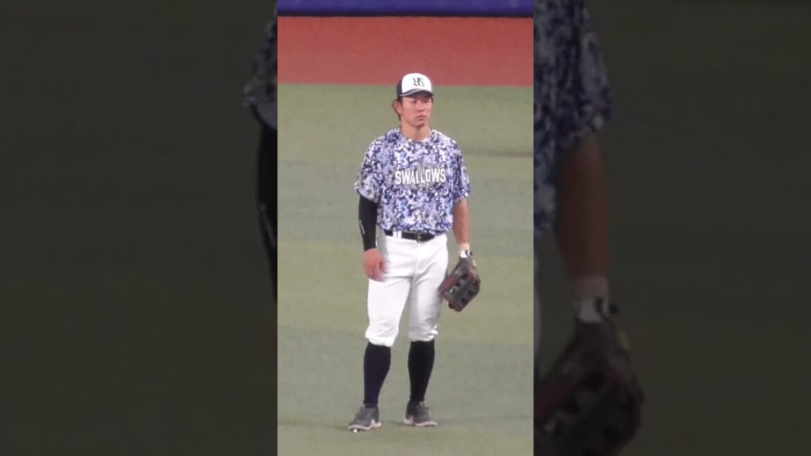 増田 珠　あ、グローブ落ちてる。 誰の？　#東京ヤクルトスワローズ #shorts