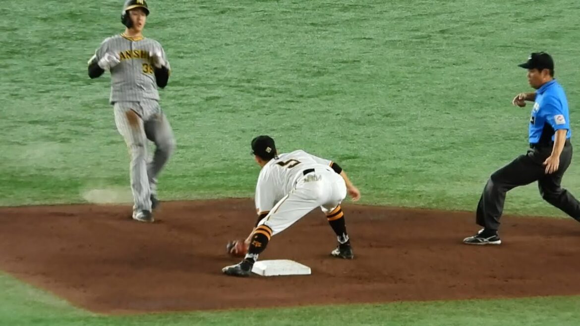 【あかん…もう無理や…】小幡竜平、ベースの遥か手前でアウト確信して途中でスピードを緩めて止まってしまう2024.7.15