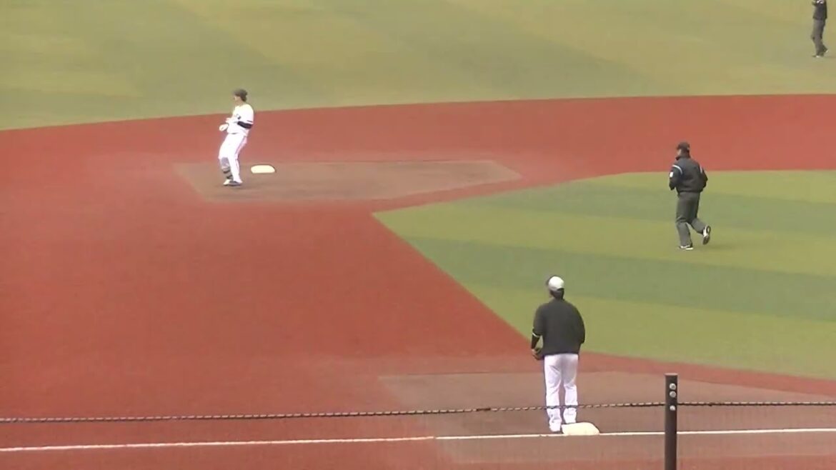 【合同トライアウト】ジャイアンツ加藤廉が良い当たりの二塁打でアピール〜ホークス佐藤宏樹から放つ 2024年プロ野球12球団合同トライアウト11月14日