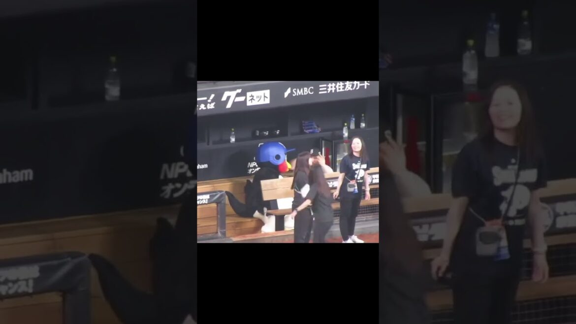 つば九郎と仲の良い丸佳浩（ NPBオールスター 2024年7月23日）