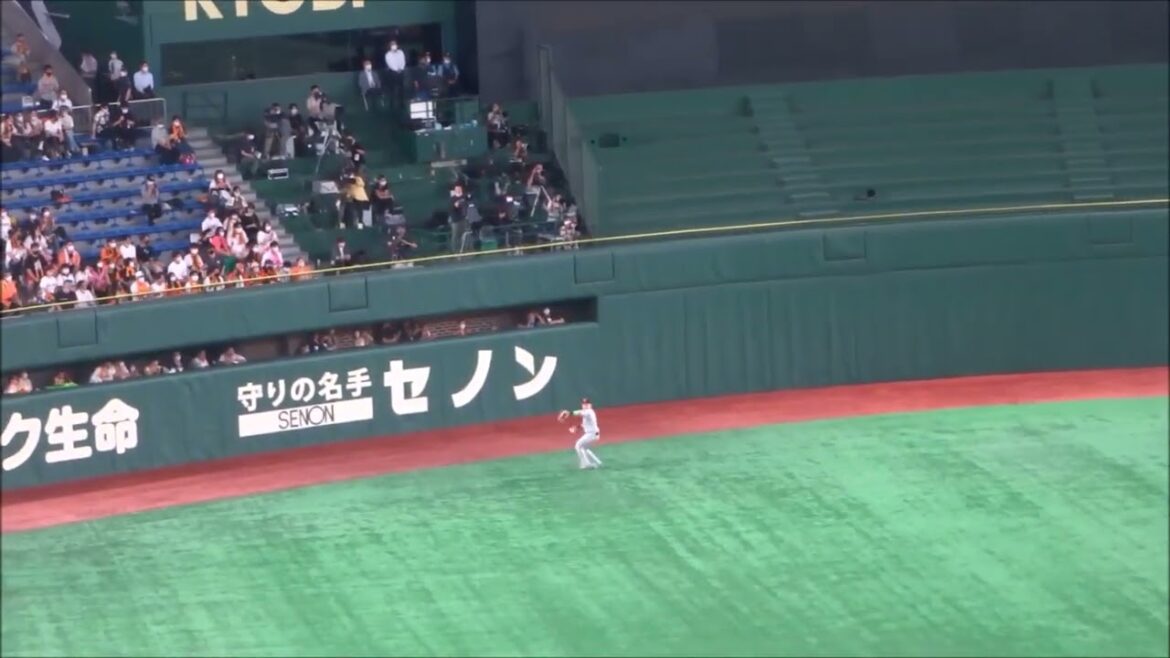 ジャイアンツ vs ヤクルトスワローズの外野フライ場面（2022年のペナントレースより）