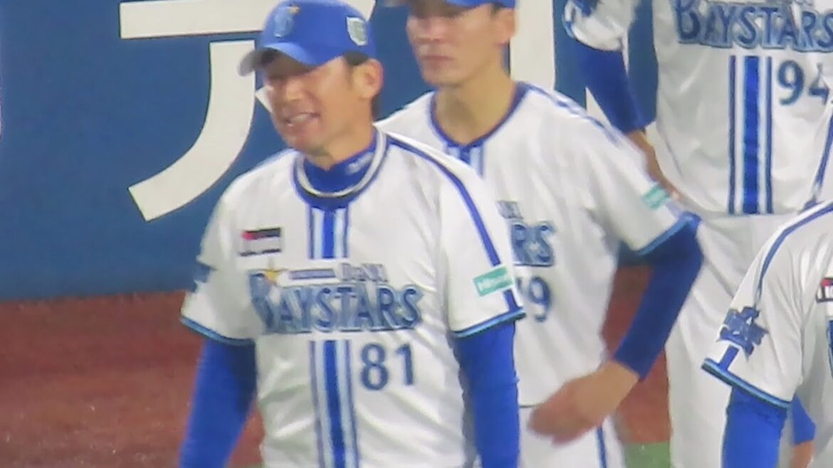 【優勝直後】三浦監督、涙を流しながら選手達を出迎える【日本一】