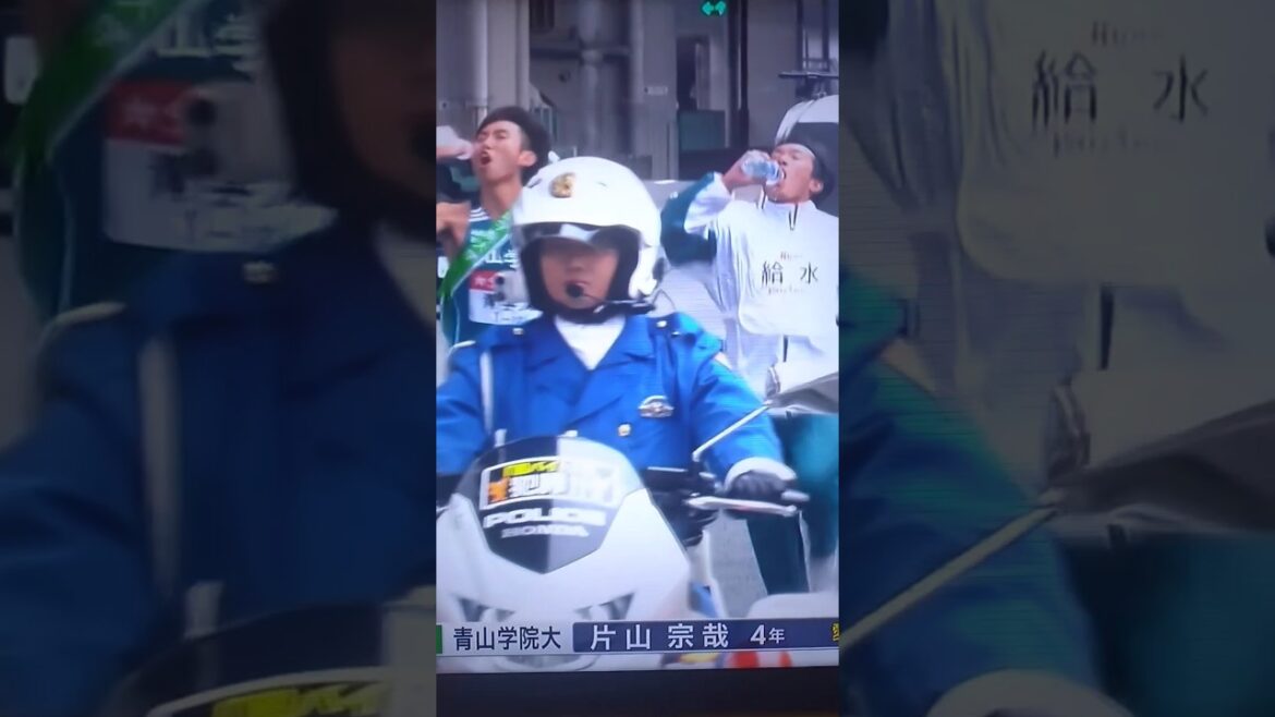 9区 田中悠登(青山学院大学4年)に給水を渡す片山宗哉 #箱根駅伝 #ekiden #中町2丁目ニュース