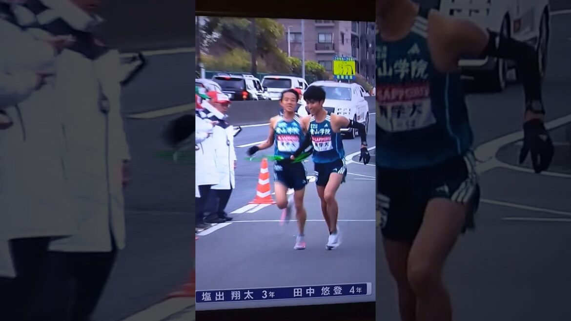 8区 塩出翔太(青山学院大学3年)トップでタスキリレー #箱根駅伝 #ekiden