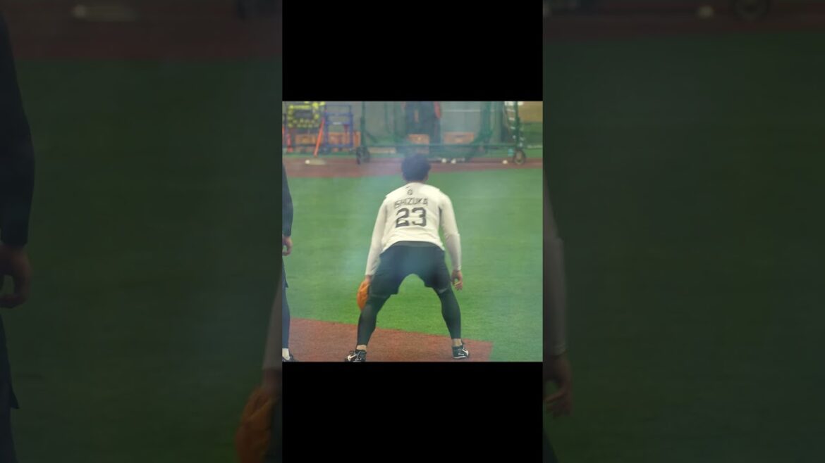 【巨人】ドラフト1位『石塚裕惺』選手がジャイアンツ球場でキャッチボール&守備練習 #shorts #baseball #sports #ジャイアンツ #巨人 #プロ野球 【巨人】ドラフト1位『石塚裕惺』選手がジャイアンツ球場でキャッチボール&守備練習 #shorts #baseball #sports #ジャイアンツ #巨人 #プロ野球