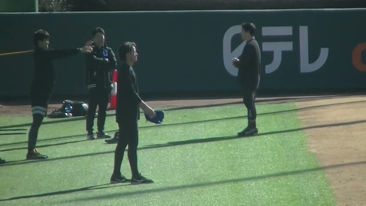 キャッチボールをする堀田賢慎（読売ジャイアンツ 自主トレ風景2025年1月10日）