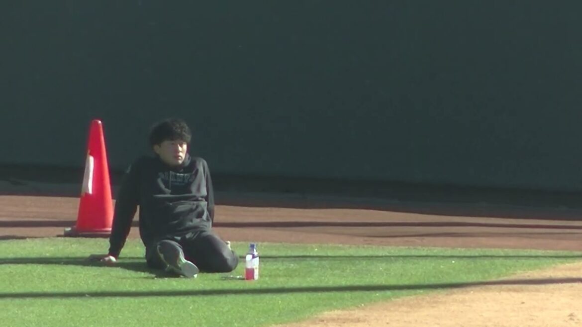 【ジャイアンツ選手自主トレ】直江大輔がストレッチ　2025年1月8日 ジャイアンツ球場