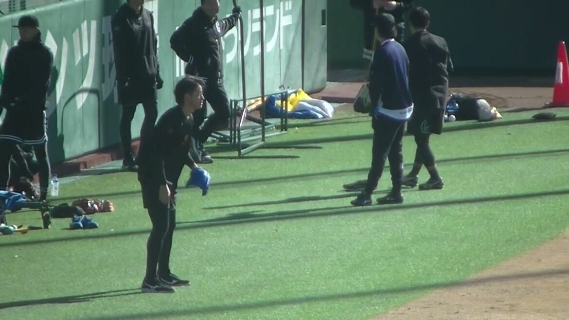 【ジャイアンツ選手自主トレ】堀田賢慎がキャッチボール　2025年1月10日 ジャイアンツ球場