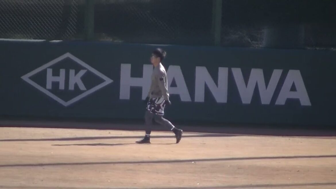 【ジャイアンツ選手自主トレ】近藤大亮が外野をダッシュ2025年1月10日 ジャイアンツ球場