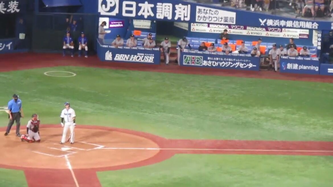 9回裏 伊藤光を打ち取り喜ぶジャイアンツベンチの選手（横浜DeNAベイスターズ対 読売ジャイアンツ 2024年6月27日）