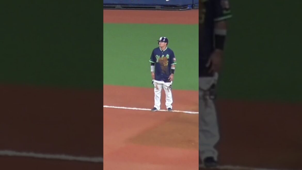 村上 宗隆　リプレー検証待ち & ズボン直し　#東京ヤクルトスワローズ #shorts