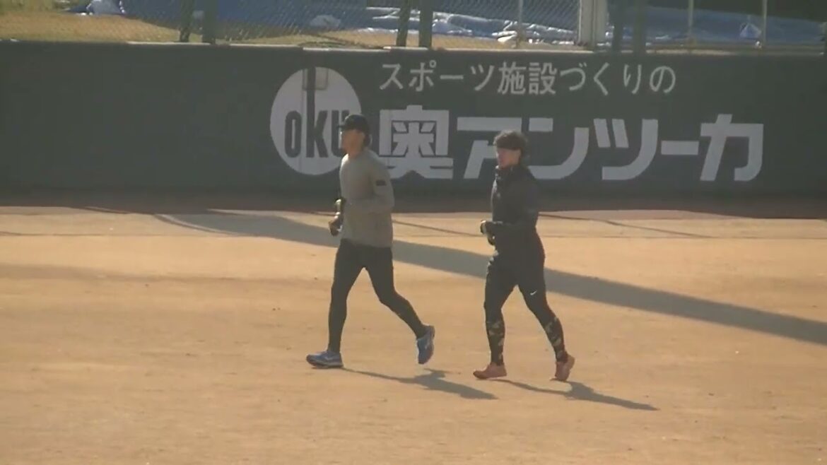 【ジャイアンツ選手自主トレ】外野ランニング中の堀田賢慎と井上温大2025年1月15日 ジャイアンツ球場