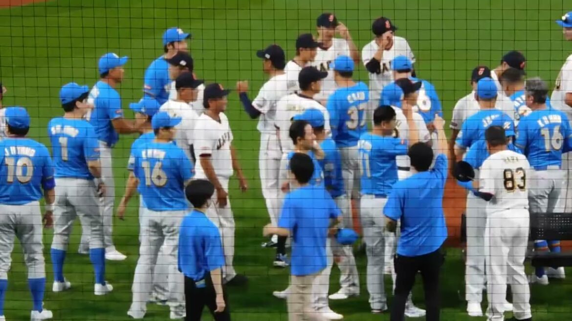 【日韓OB戦】最後は両軍入り乱れて記念撮影 この交流試合が第2回第3回目と続きますように 【日韓OB戦】最後は両軍入り乱れて記念撮影 この交流試合が第2回第3回目と続きますように