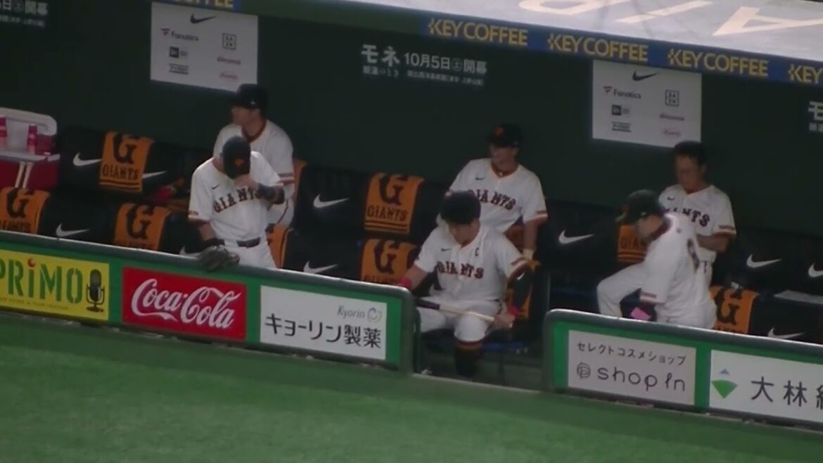 イタズラされる吉川尚輝（読売ジャイアンツ 対 横浜DeNAベイスターズ 2024年9月19日）