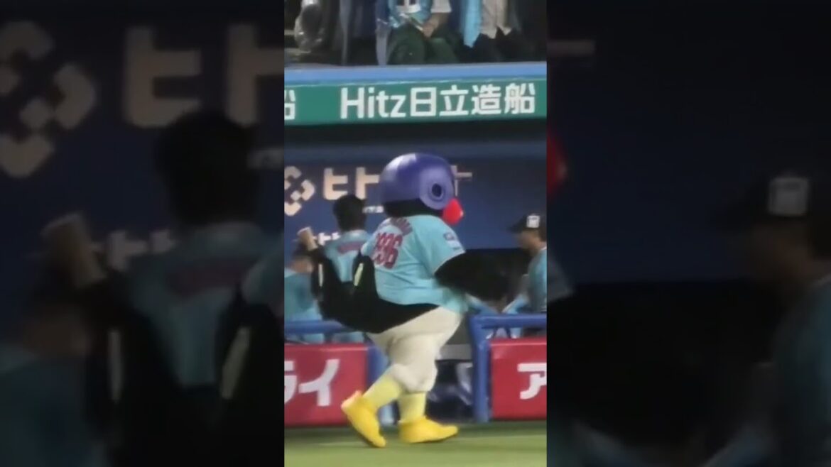 つば九郎、今季初ホームランを放ったサンタナを出迎える #東京ヤクルトスワローズ #つば九郎 #shorts