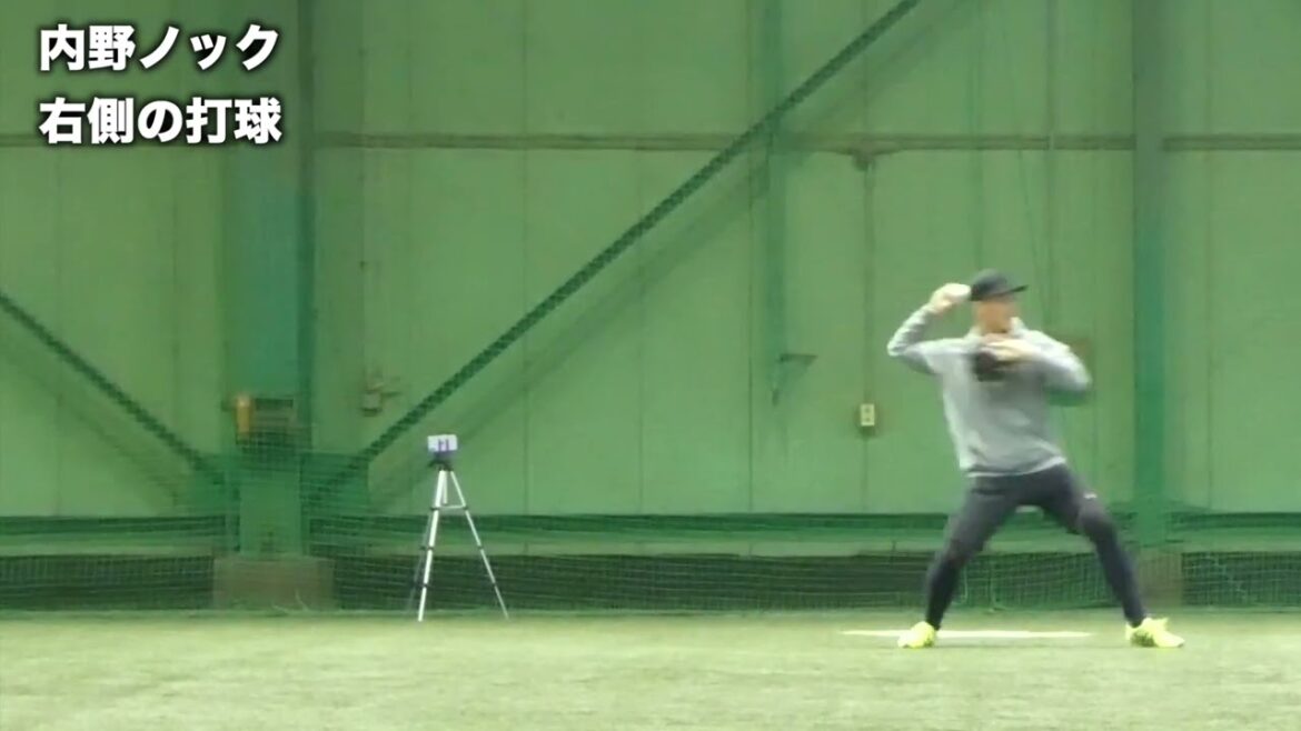 ノック参考動画 正面から右の打球 ノック参考動画 正面から右の打球