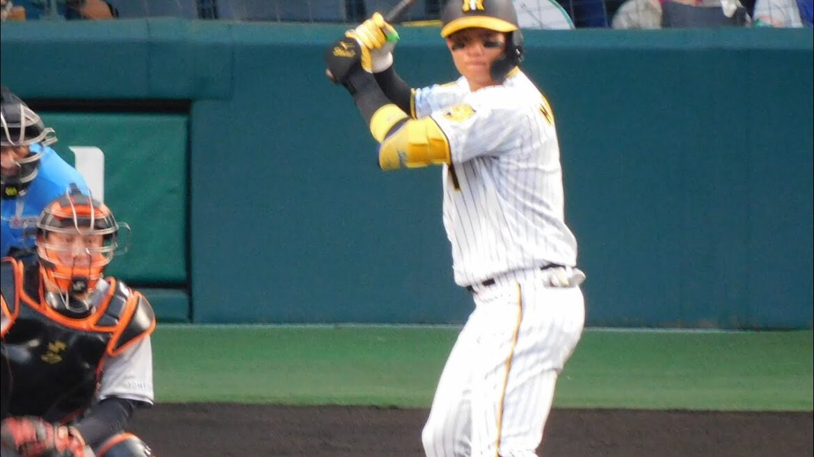 【連続の危険球に燃えた】森下翔太 気迫のタイムリー内野安打で1塁で吼えた なぜかオラつきイキっていた平内からタイムリー 闘志溢れる2年目のタイムリーで５点差に