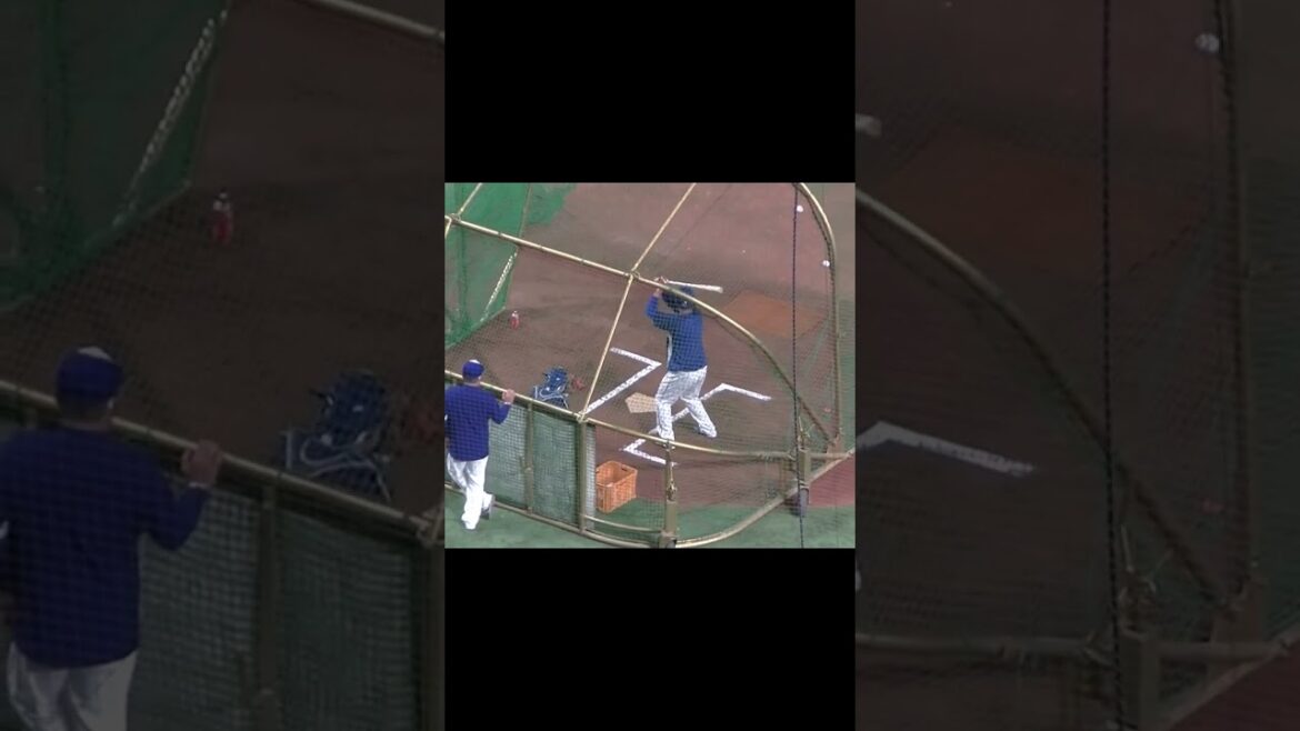 ドラゴンズ山下 斐紹 打撃練習 中村紀洋コーチに声かけられながら 【2022開幕戦 読売ジャイアンツ対 中日ドラゴンズ 2022年3月25日 東京ドーム】