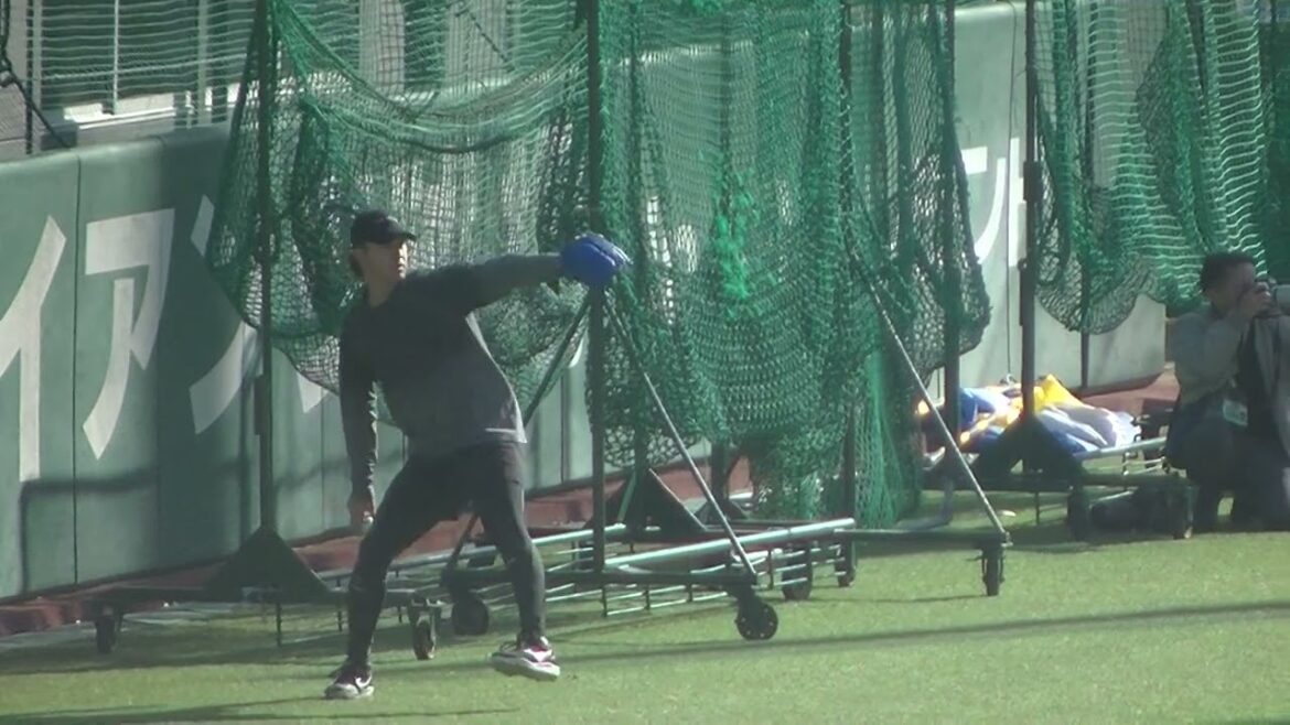 【ジャイアンツ選手自主トレ】堀田賢慎がキャッチボール中2025年1月15日 ジャイアンツ球場