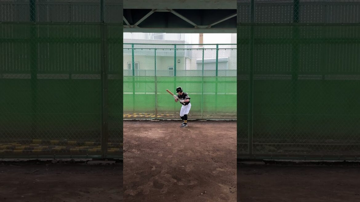 日本シリーズで右打席でバントをするモイネロ選手