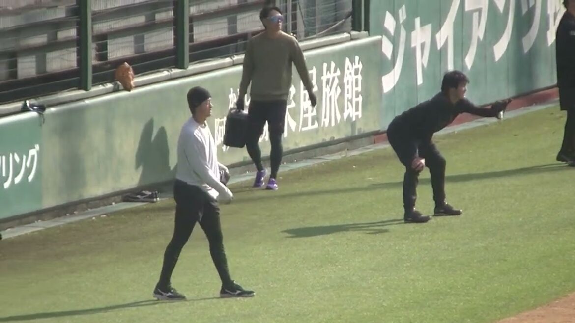 【ジャイアンツ選手自主トレ】堀田賢慎が縫い目を気にしながら丁寧にキャッチボール2025年1月23日 ジャイアンツ球場
