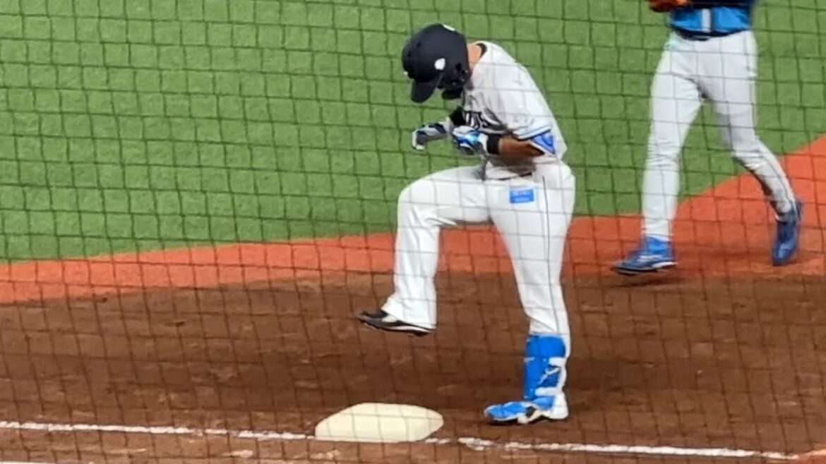 『幻の一打から一夜 西武 野村大樹が正真正銘の移籍後初安打!鮮やかに中前打 前夜踏み忘れの一塁ベースを右足で強く踏みアピール ベルーナD沸く』(デイリー)の場面【西武vs 日本ハム】2024/7/10 『幻の一打から一夜 西武 野村大樹が正真正銘の移籍後初安打!鮮やかに中前打 前夜踏み忘れの一塁ベースを右足で強く踏みアピール ベルーナD沸く』(デイリー)の場面【西武vs 日本ハム】2024/7/10