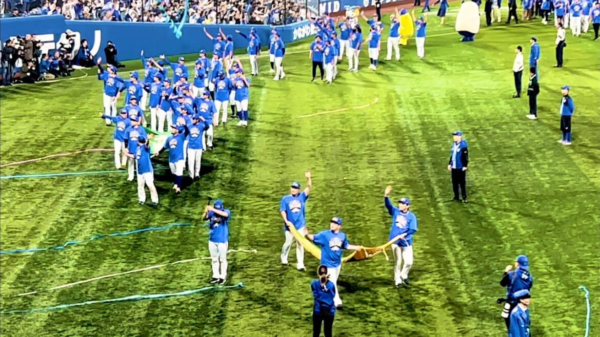 横浜日本一でグラウンドを一周する選手たち！  横浜DeNAベイスターズ 2024/11/3
