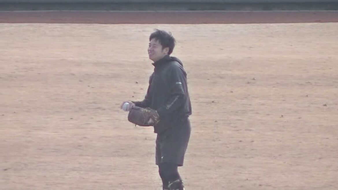 【ジャイアンツ選手自主トレ】近藤大亮がニコニコとキャッチボール中2025年1月23日 ジャイアンツ球場
