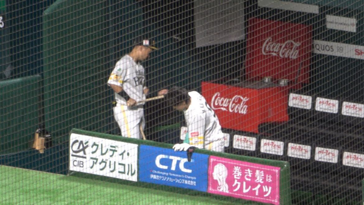 中村晃がバットに魂を宿す瞬間のベンチ（牧原大成）プロ野球福岡ソフトバンクホークス@PayPayドーム 試合前　「道具を大切にする選手」