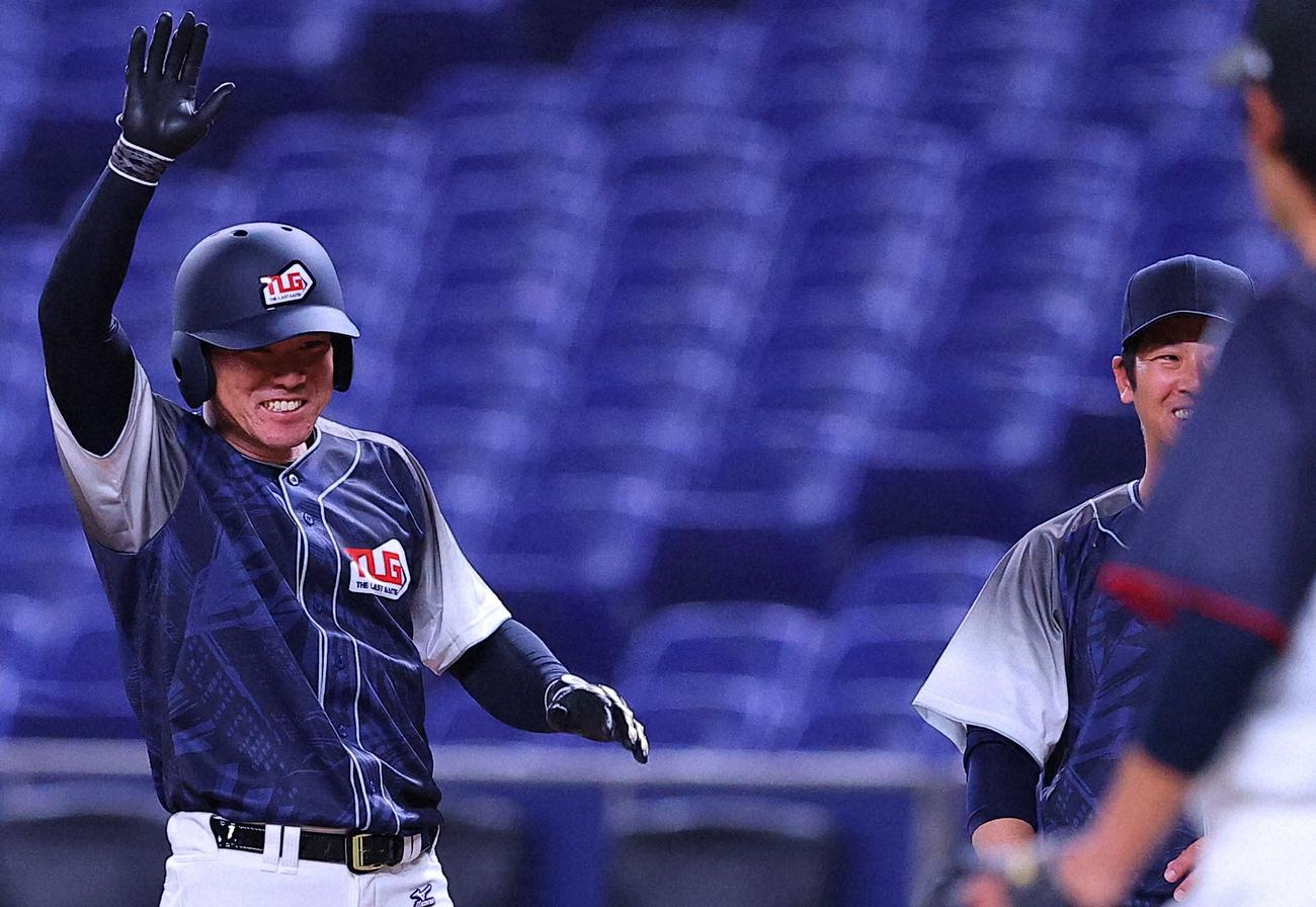 1回、幸先よく安打を放ち喜ぶ