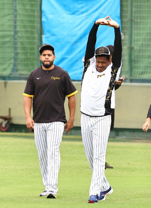 ベタンセス（左）とマルティネス（2024年10月撮影）