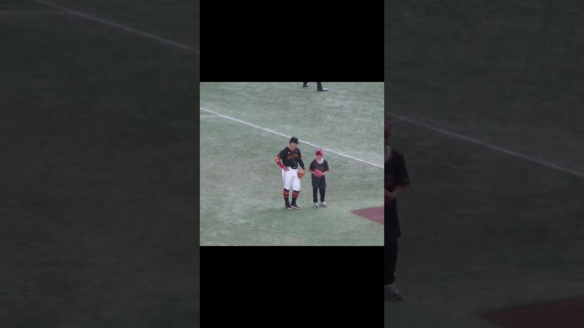 少年に話しかける岡本和真【 読売ジャイアンツ対 広島カープ2024年4月13日】