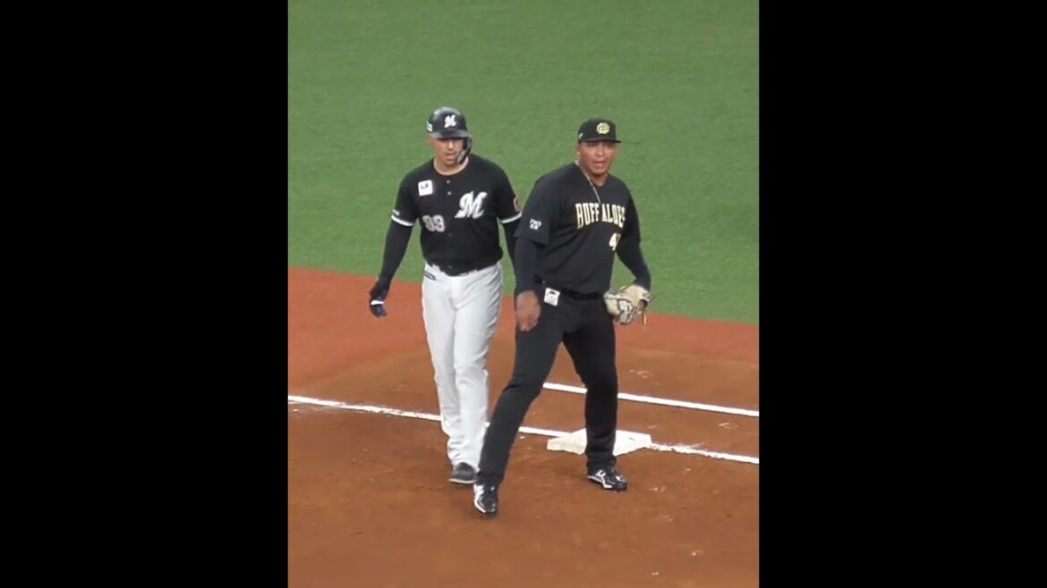 ネフタリ・ソト & レアンドロ・セデーニョ　塁上交流　#オリックスバファローズ #千葉ロッテマリーンズ #shorts