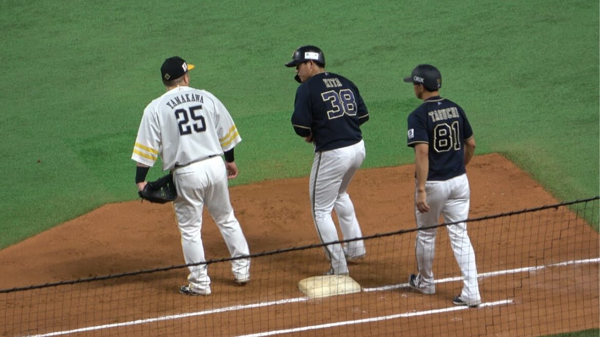 来田涼斗クリーンヒット後、山川穂高に顔を覗き込み挨拶!プロ野球オリックスバファローズ 来田涼斗クリーンヒット後、山川穂高に顔を覗き込み挨拶!プロ野球オリックスバファローズ