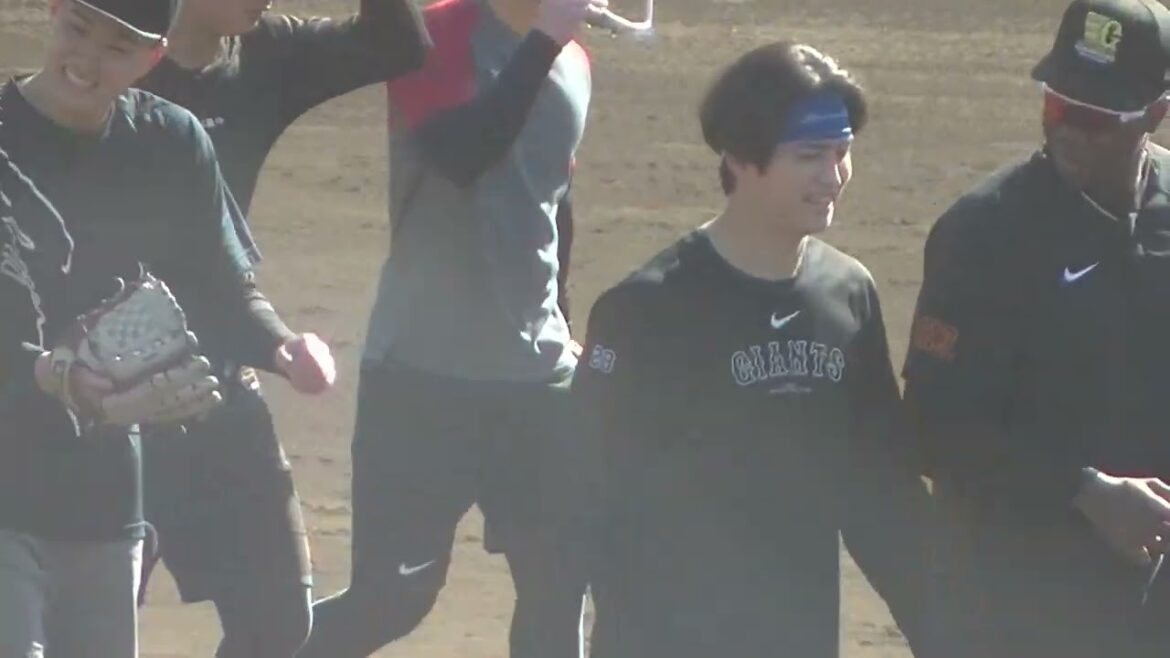 【巨人】ノックを終えた高橋礼がティマと談笑【ジャイアツ球場 自主トレ 2025年1月29日】