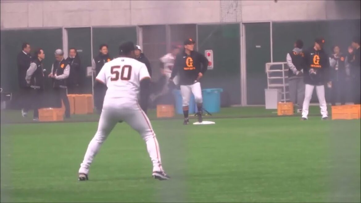 オコエ瑠偉、吉川尚輝、浅野翔吾、荒巻悠選手にノック【巨人軍2025年春季キャンプ】