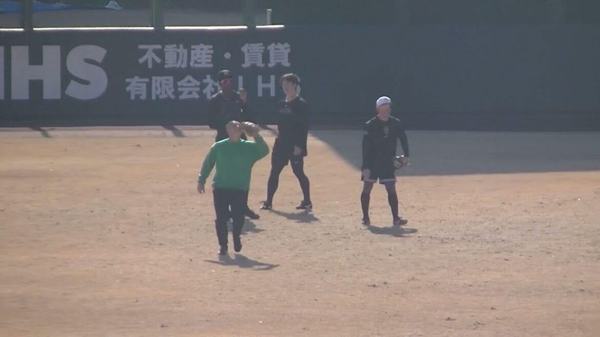 増田陸やティマらがノックを受ける2025年1月28日 ジャイアンツ球場