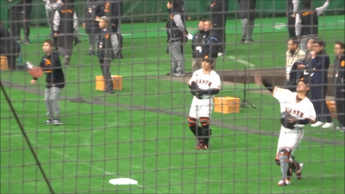 阿部慎之助監督の背番号10を継承した甲斐拓也捕手がユニホームをお披露目