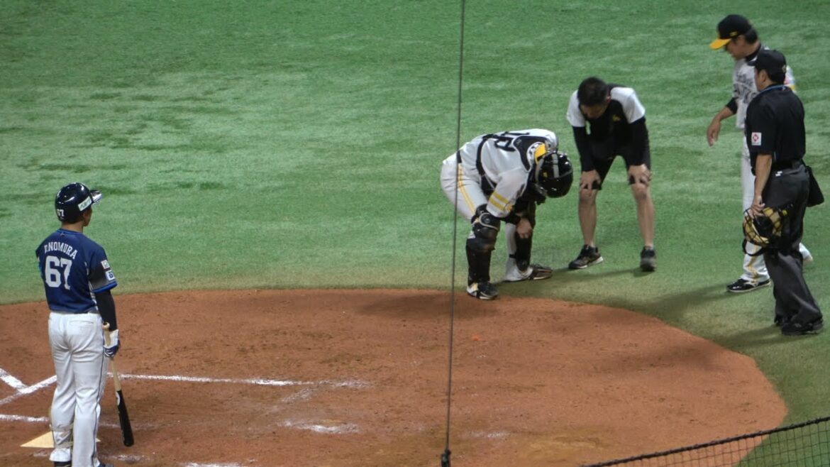 甲斐拓也の悶絶を心配する野村大樹と有原航平【プロ野球福岡ソフトバンクホークスvs西武ライオンズ】
