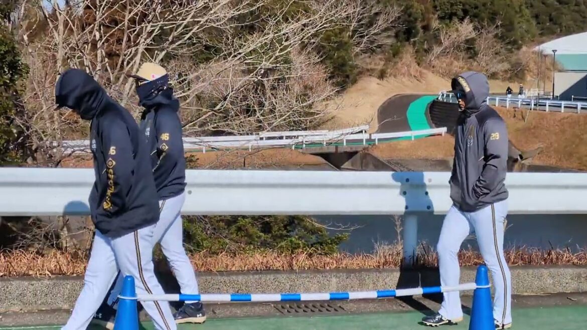 2月4日、オリックスキャンプ　『球場に向かう投手陣』