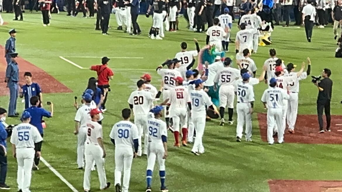大熱戦の球宴 最後は両チームの選手監督コーチとpassionメンバーが場内を一周しファンに感謝を伝え終了 明後日26日からそれぞれのチームでリーグ戦が再開